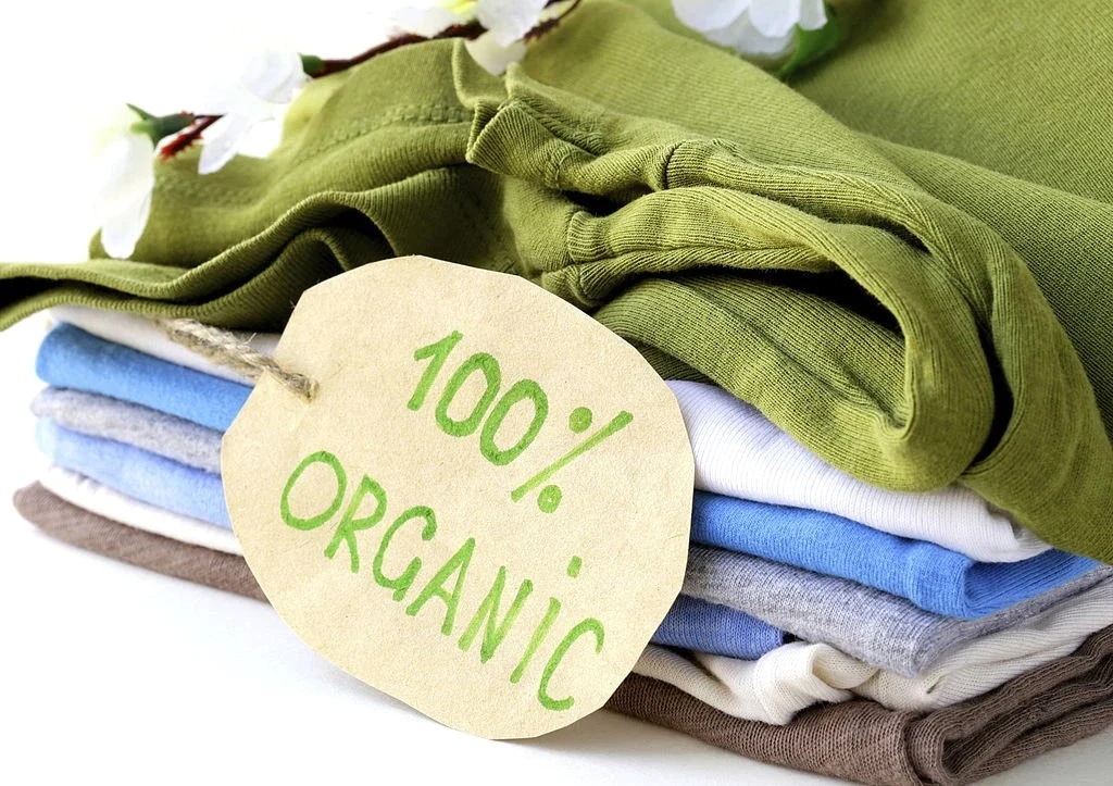 Vi laver tøjtryk på organisk tøj, t-shirts, poloshirts, sweatshirts, skjorter, hoodie (hættetrøjer), jakker, sportstøj, forklæder m.m.